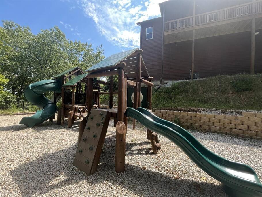 Rock And Timber Lodge Бренсън Екстериор снимка